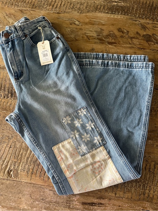 Billabong Denim - Billabong x Wrangler Light Wash Women’s Jeans with Patch Detail